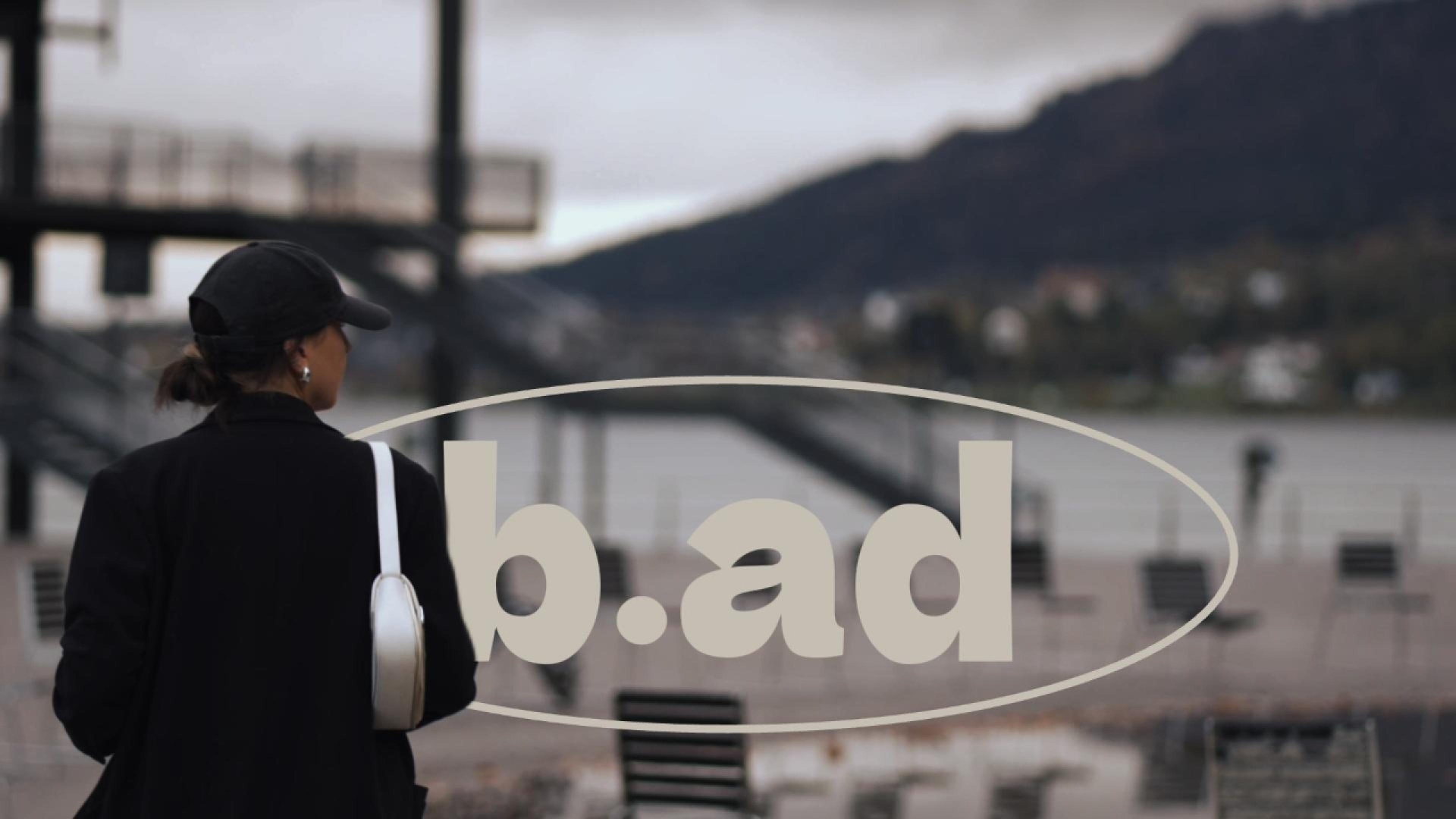 b.ad Webdesign – digitaler Markenauftritt auf dunklem Hintergrund